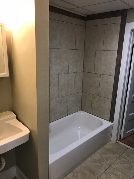 Bathroom - 1725 King Woods Dr, APT A