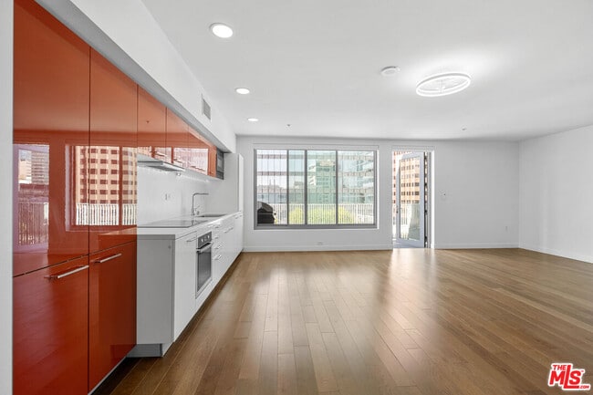 Building Photo - 901 Flower St