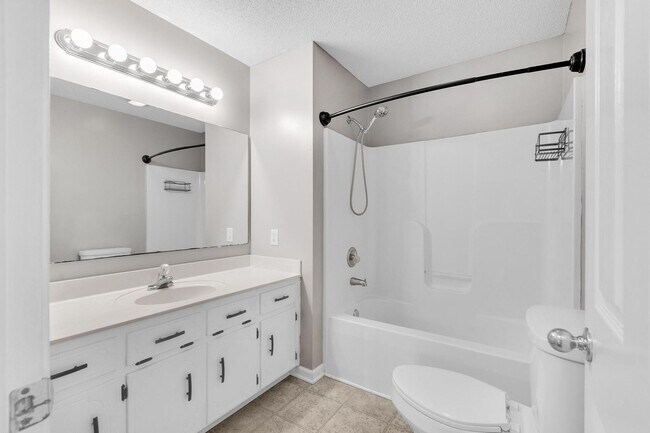 Building Photo - 213 E Ridge Ct