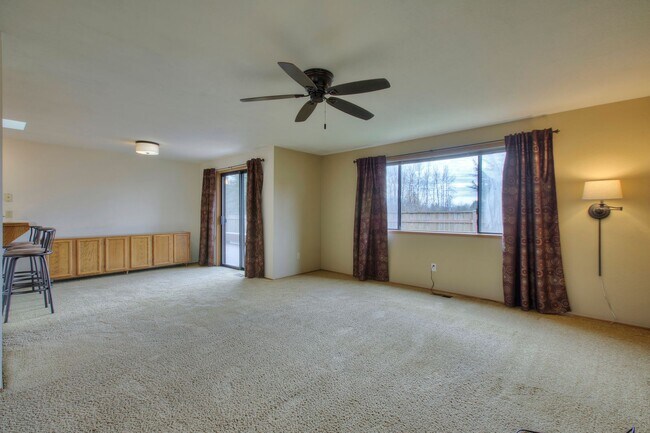 Building Photo - Bright & Spacious Rambler off of Cul-de-Sac
