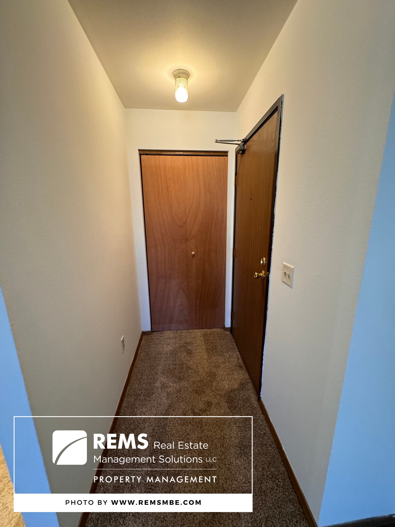 Building Photo - 564 E Slifer St