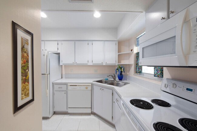 Building Photo - 18081 SE Country Club Dr
