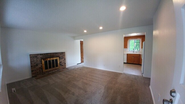 Building Photo - Newly Renovated 3 Bedroom Rambler w/ bonus room!!