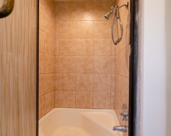 Building Photo - Beautiful Hollywood Hills Home For Lease!