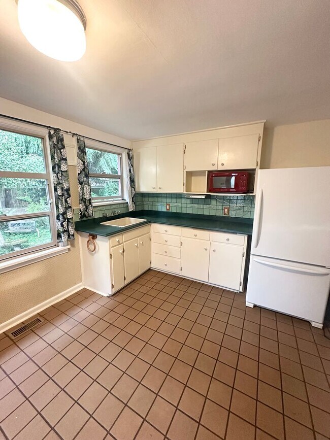 Building Photo - Charming 2-Bedroom, 1-Bathroom House in North Seattle.