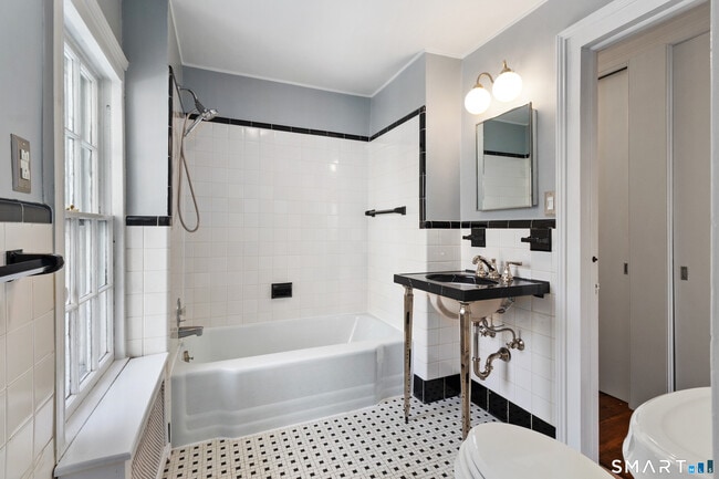 Building Photo - 145 Lyons Plain Rd