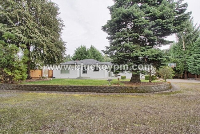 Building Photo - 3 Bed, 3 Bath Home with a LARGE 1/2 Acre Yard and Deck, Boathouse and 2 Bonus Rooms