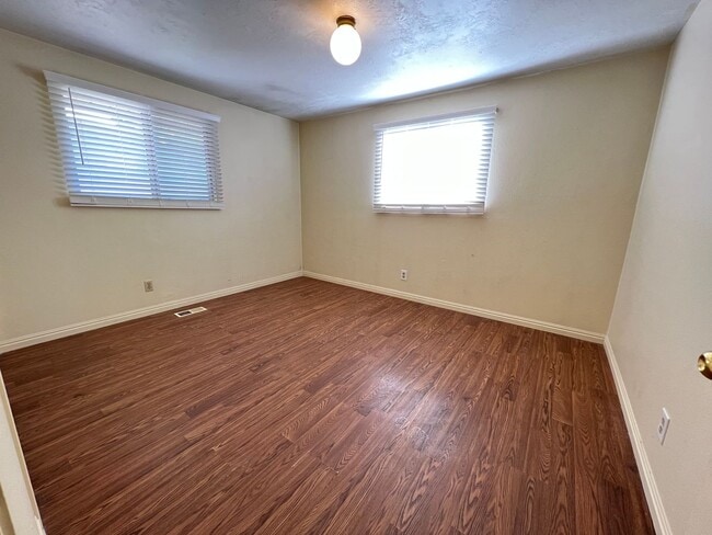 Building Photo - 4 Bedroom/2 Bathroom House in Midvale