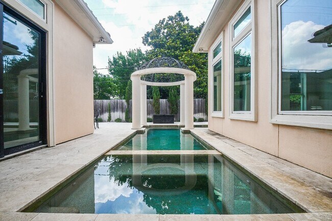 Building Photo - 422 Mignon Ln
