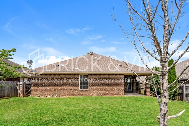 Building Photo - 985 Clover Ave