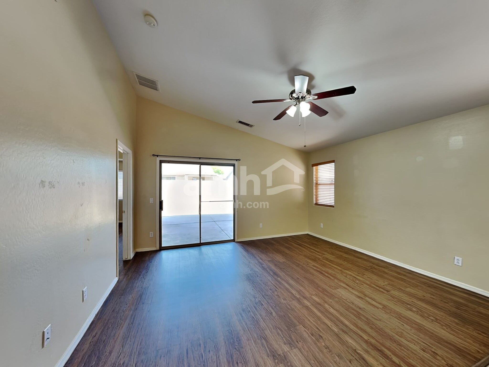 Building Photo - 10772 W Mountain View Dr