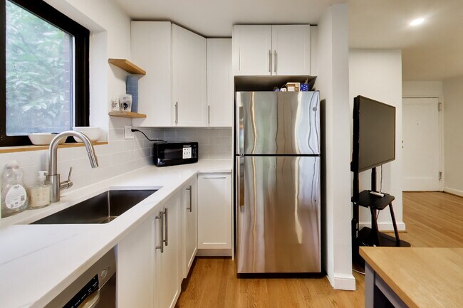 Building Photo - Top-Floor Rosslyn Condo with Georgetown Views
