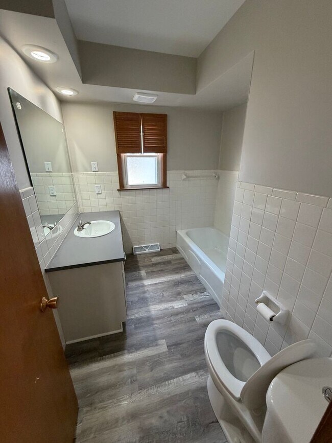 Building Photo - 3 Bedroom House - Rock Island