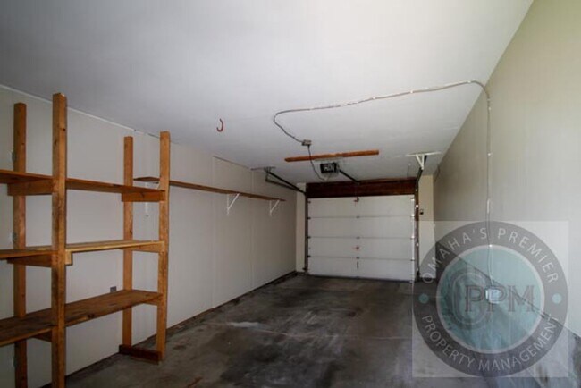 Building Photo - Discover this well-maintained 3-bedroom, 2-bath home in Omaha, NE