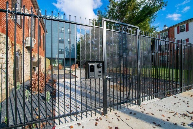 Building Photo - 1330 S Patton St