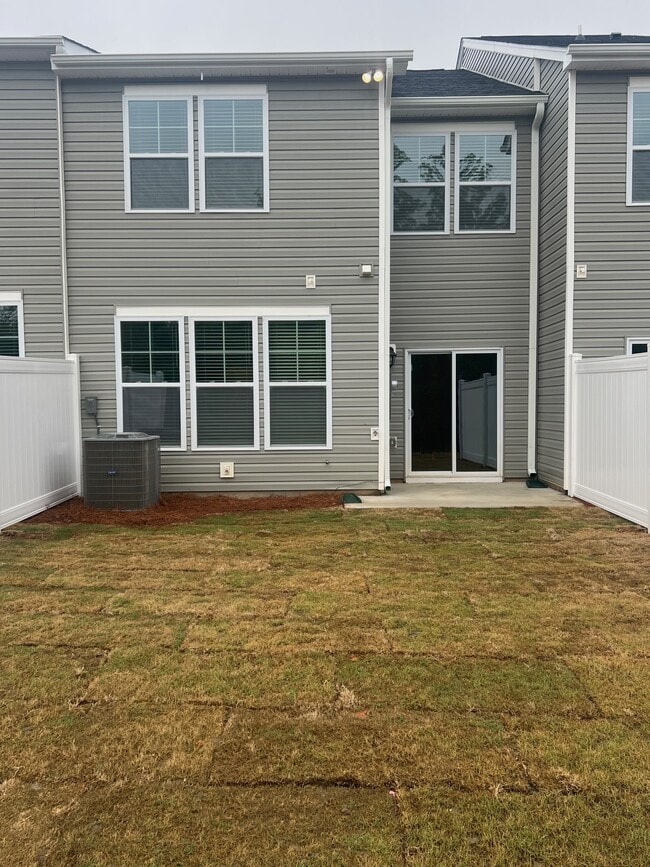 Building Photo - 1675 Hallview Ct