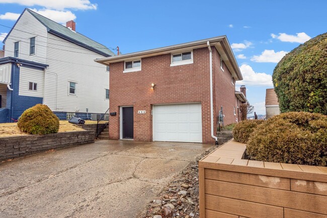 Building Photo - AVAILABLE AUGUST 1ST!! GORGEOUS 3 BEDROOM IN MUNHALL!
