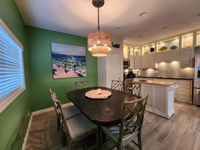 Building Photo - 206 W Red Snapper St