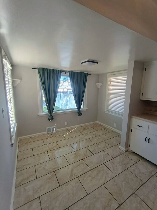 Building Photo - Single Family Home Available