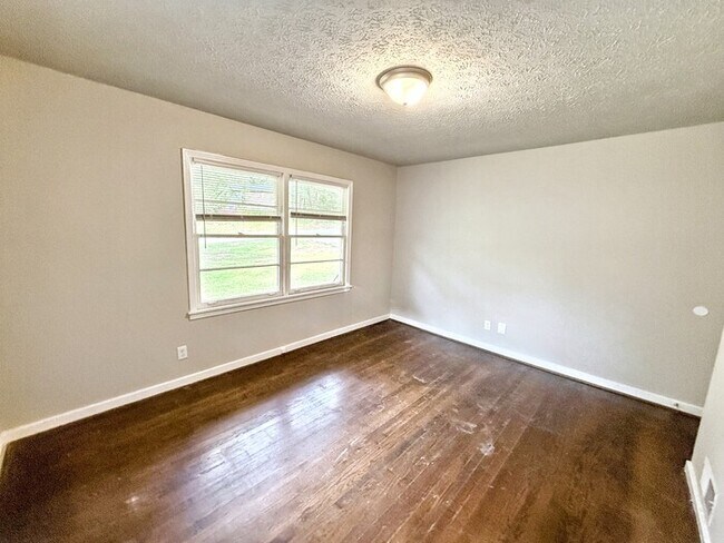 Building Photo - 1317 5 Mile Rd