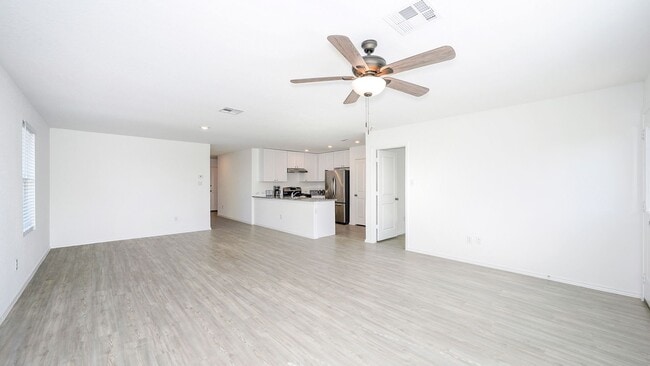 Building Photo - Spacious 4-bedroom, 2-bath located in Summerhill subdivision