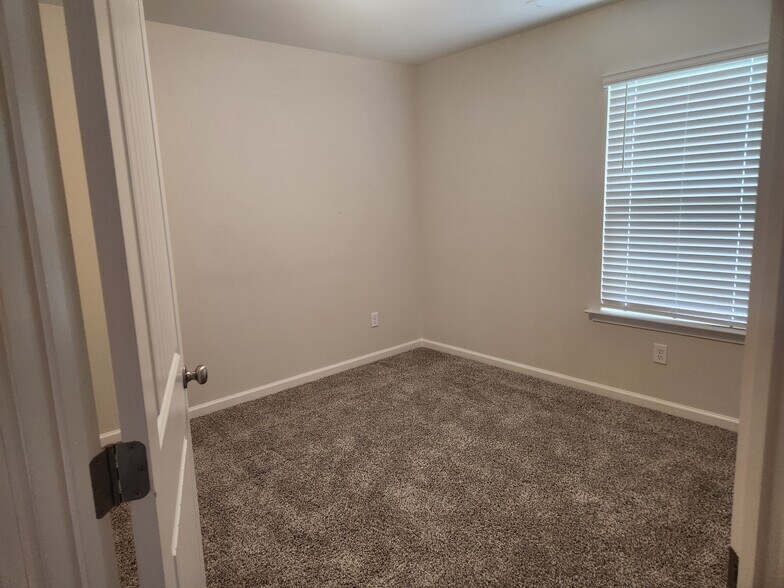 Building Photo - 271 Chestnut Dr