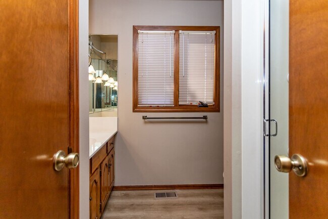 Building Photo - Ranch Style Home Located inside Kissing Camels!