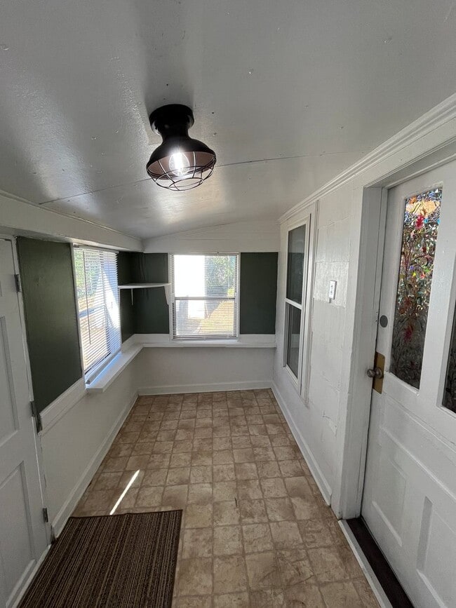 Building Photo - Cozy 2-Bedroom, 1-Bathroom Home