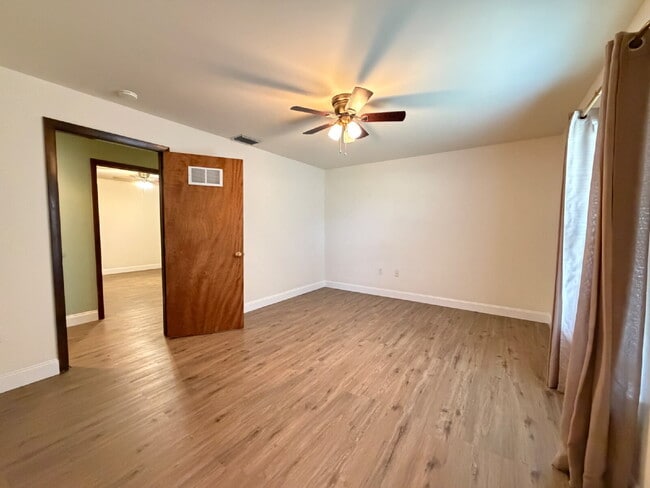 Building Photo - Large 2 Bedroom PSJ