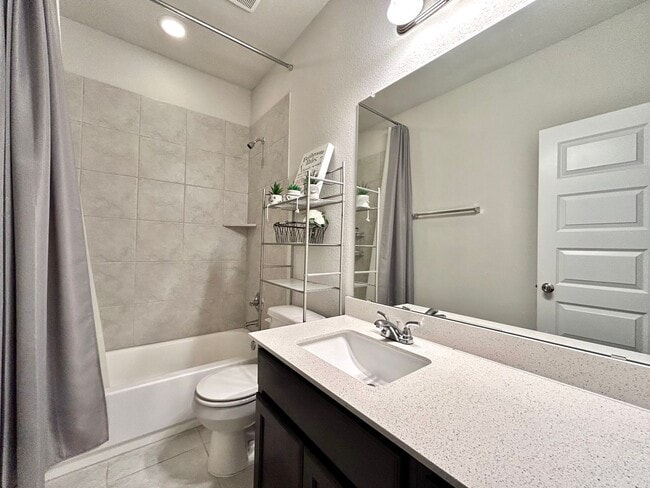 Building Photo - Charming 4/BR 2/BA Home with 2-Car Garage and Private Fenced Backyard