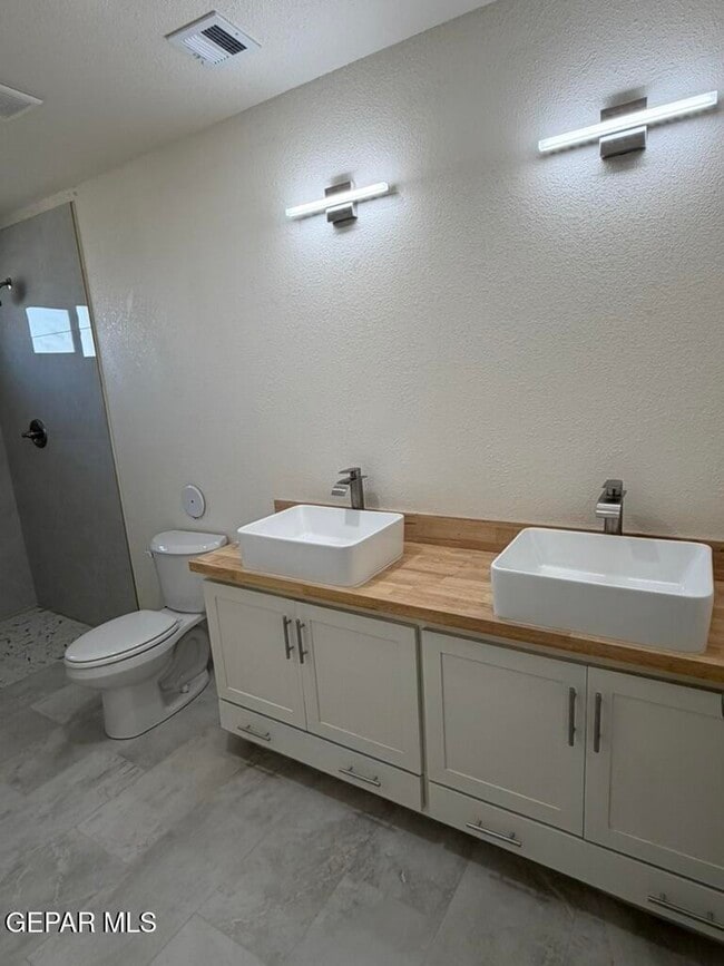 Building Photo - 102 Chama Ln