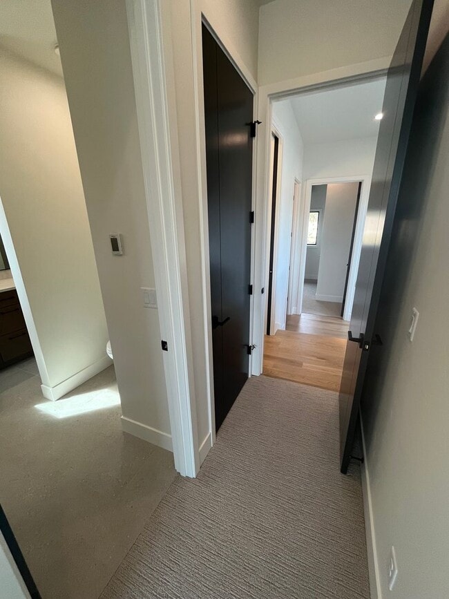 Building Photo - Like-New Townhome in the Gorgeous Terrane ...