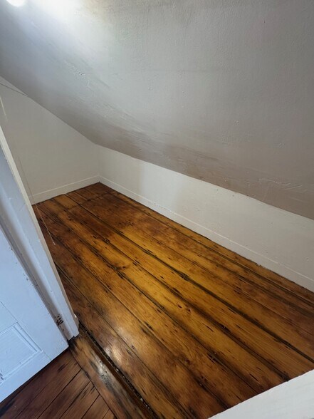 Building Photo - 17 Whitman Ave