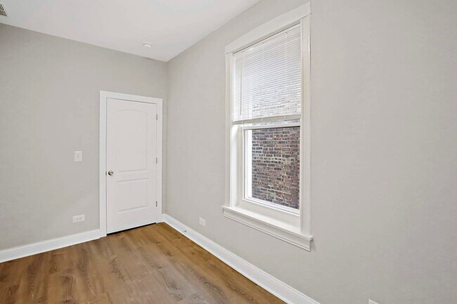 Building Photo - 2626 N Ridgeway Ave