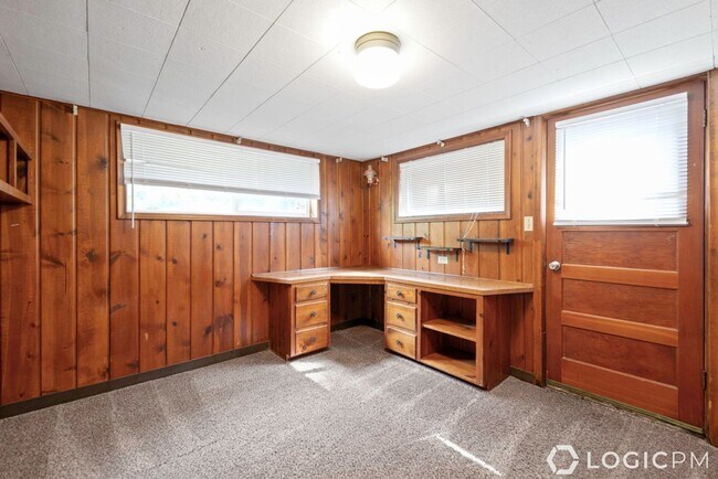 Building Photo - 1305 Henderson Dr