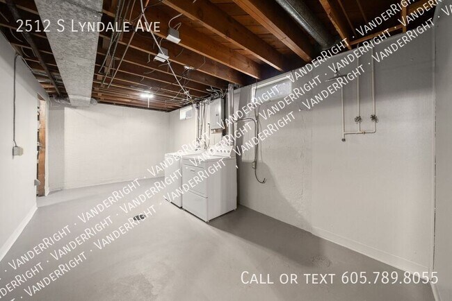 Building Photo - 2512 S Lyndale Ave