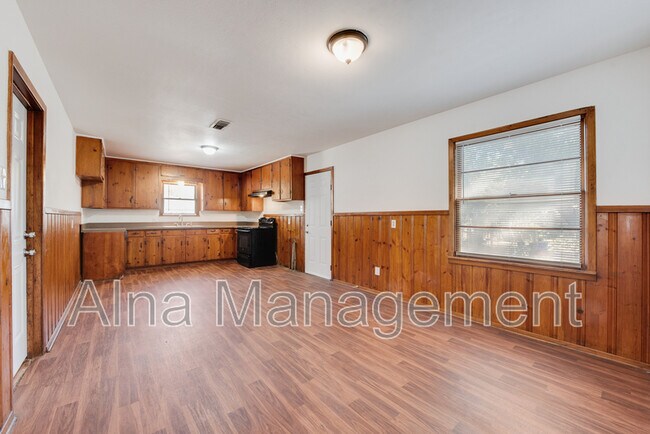 Building Photo - 867 Odie Dr