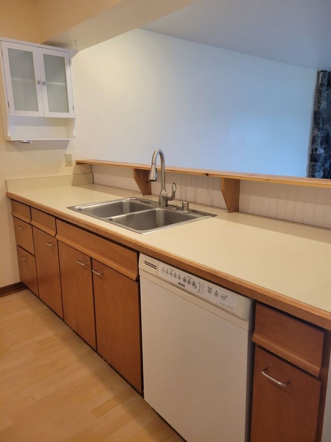 Building Photo - 2BD Condo Located in Charming Neighborhood...