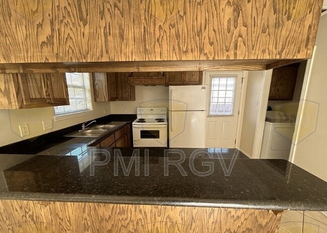 Building Photo - 307 W Albatross Ave