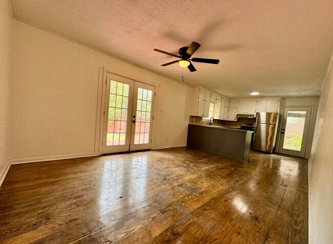 Breakfast area - 202 N Thomas St