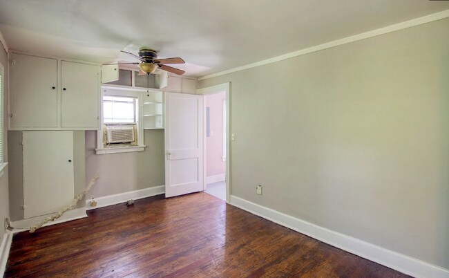Building Photo - 9924 Sunset Dr