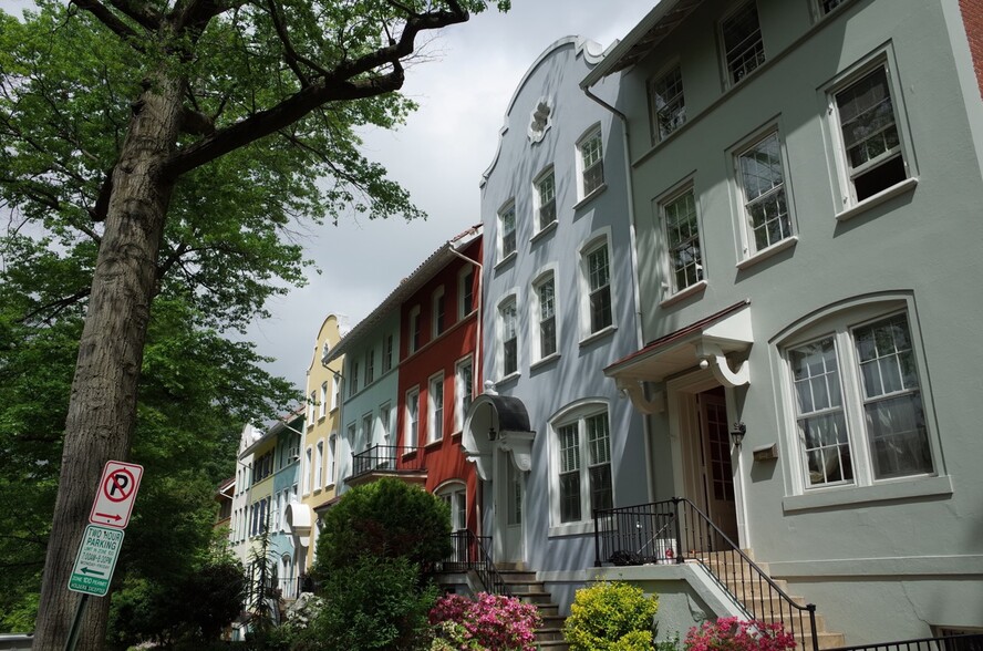 Quiet Kenyon Street block - 1805 Kenyon St NW