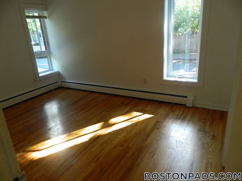 Building Photo - 524 Putnam Ave