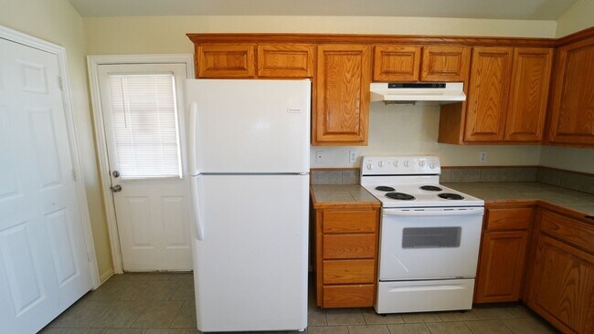 Building Photo - FOR LEASE! Duplex - 3 BR - 2 BA - Duplex in Peaster ISD