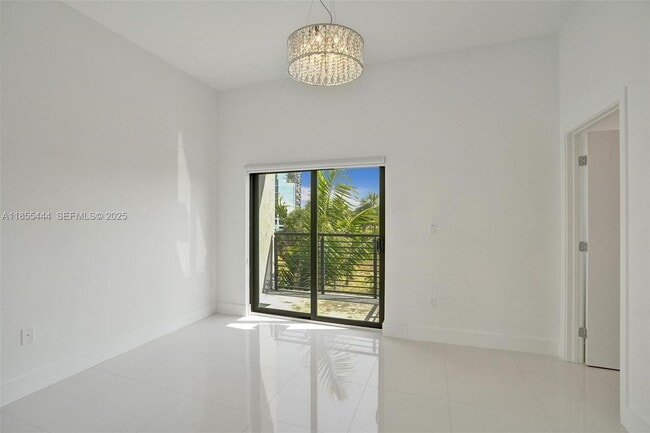 Building Photo - 516 SE 1st Cir