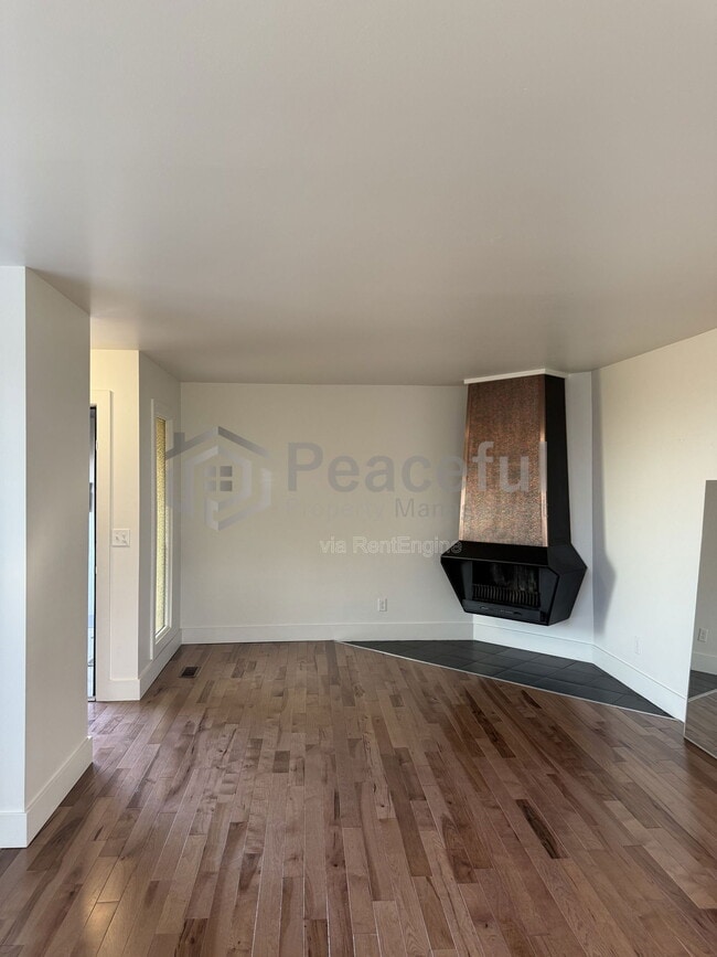 Building Photo - 2025 Broadmoor St S