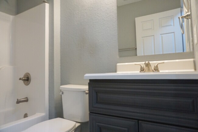 Building Photo - 321 Apple Dr