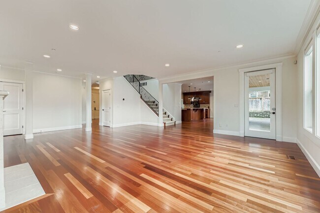 Building Photo - Stunning 5bed/5bath + Office in Prime Kirk...