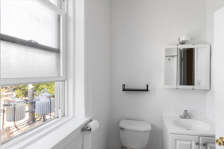 Building Photo - 1145 W Morse Ave