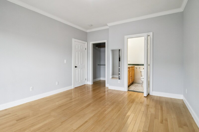 Building Photo - 163 Rae Ave